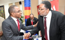 Professor Taylor shaking hands with Courtney Campbell of the VM Group